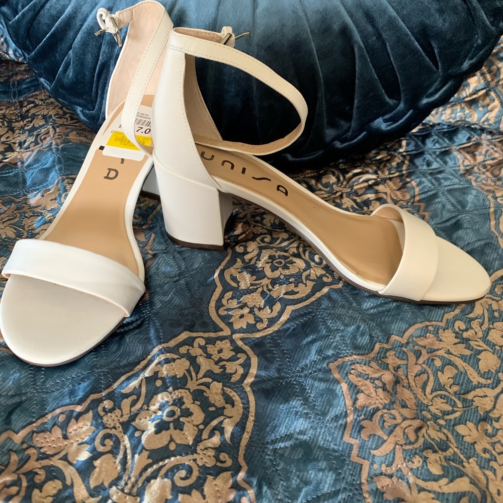 NWT Unisa Size 7